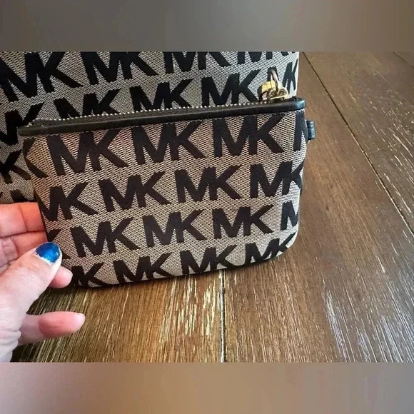 Michael Kors tote + pouch/wristlet - Picture 9 of 16